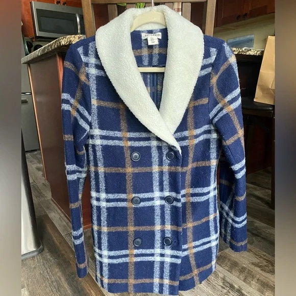 Artisan NY Plaid Style Jacket with White Fur around the collar. Size Medium - Picture 3 of 3